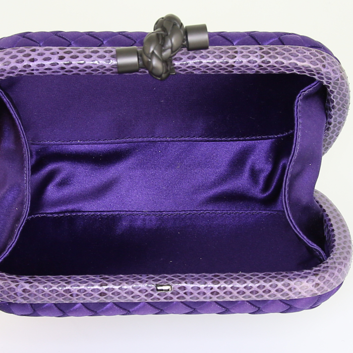 Bottega Veneta Knot clutch in purple satin and purple water snake - Detail D2