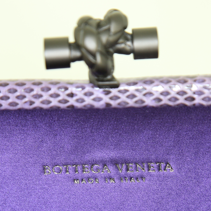 Bottega Veneta Knot clutch in purple satin and purple water snake - Detail D3