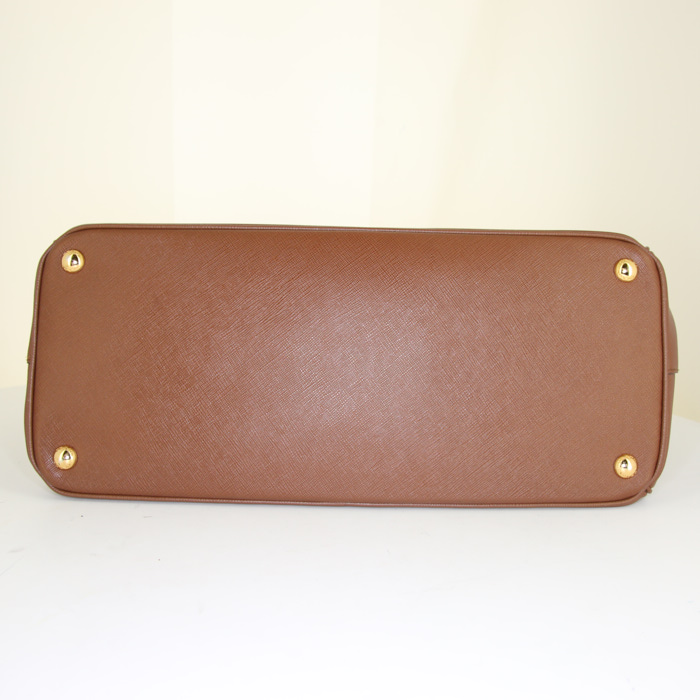 Sac à main Prada Galleria en cuir saffiano marron - Detail D4