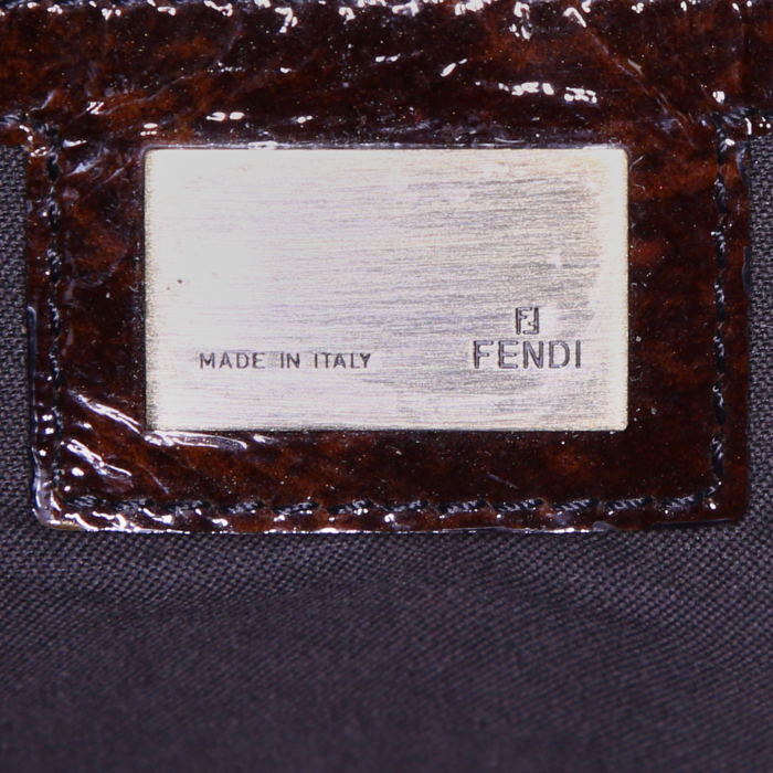 Bolso para llevar al hombro o en la mano Fendi Chef en lona Monogram bicolor marrón y negra y charol marrón - Detail D3