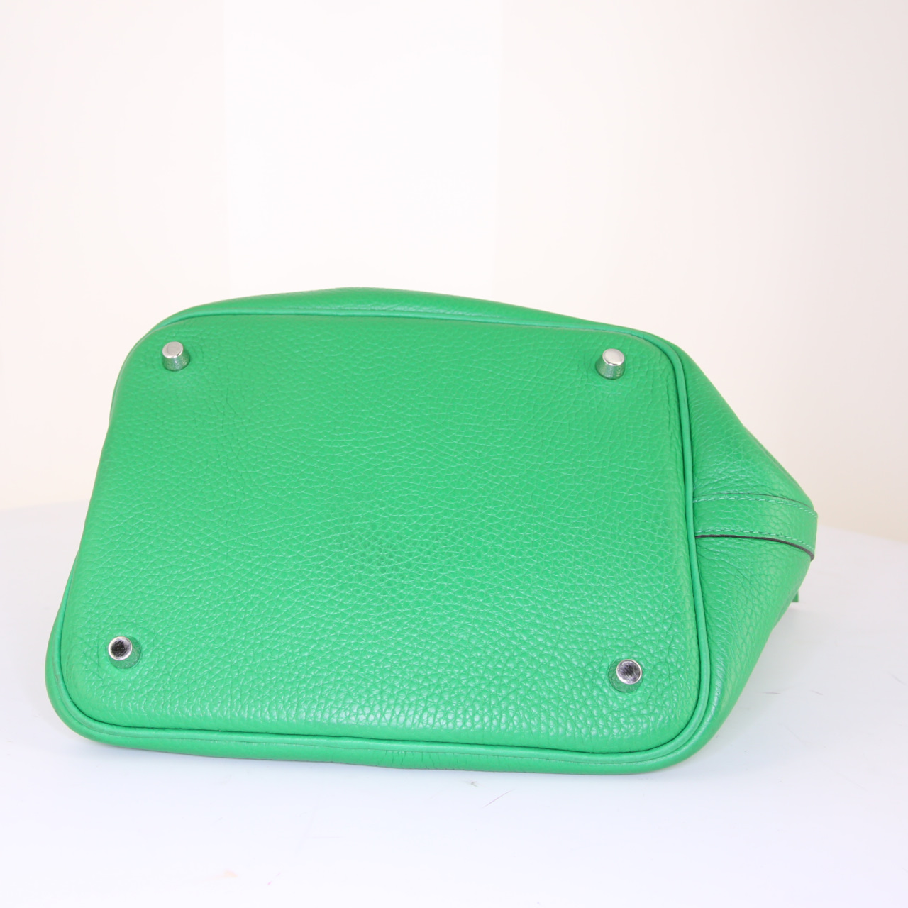 Bolso de mano Hermes Picotin modelo mediano en cuero togo verde - Detail D5