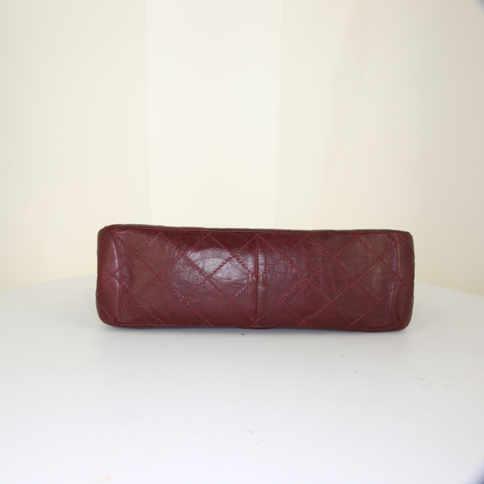 Sac à main Chanel 2.55 en cuir matelassé bordeaux - Detail D5