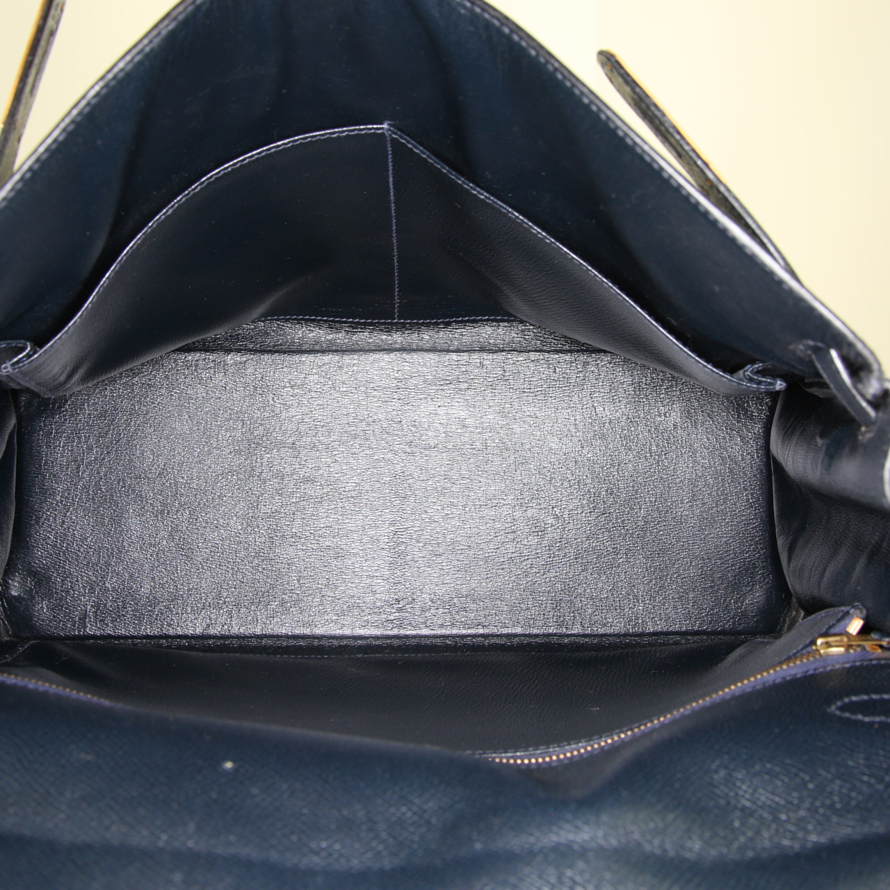 Sac à main Hermes Kelly 35 cm en cuir Courchevel bleu - Detail D3