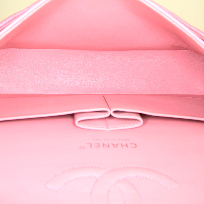 Chanel Timeless Classic bag worn on the shoulder or carried in the hand in pink quilted grained leather - Detail D3