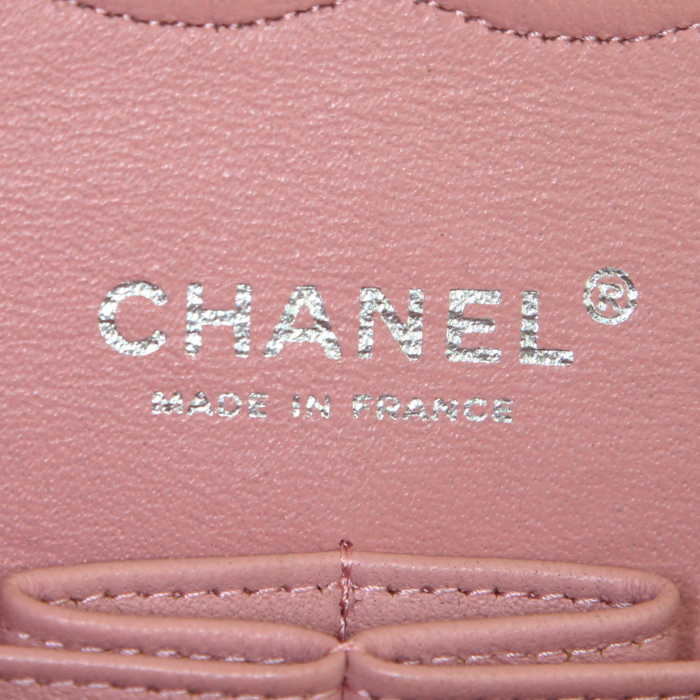 Chanel Timeless Classic bag worn on the shoulder or carried in the hand in pink quilted grained leather - Detail D4