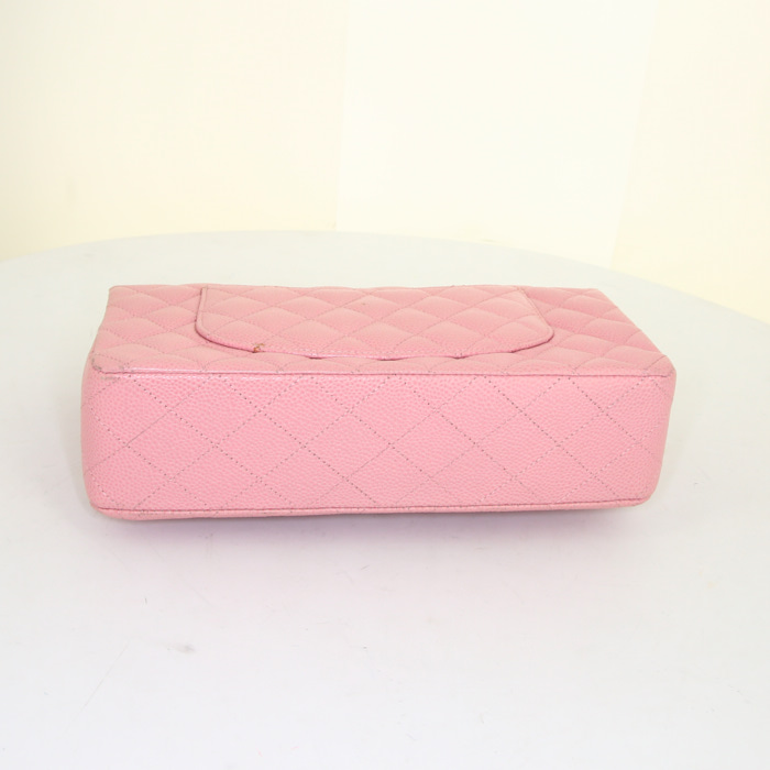 Chanel Timeless Classic bag worn on the shoulder or carried in the hand in pink quilted grained leather - Detail D5