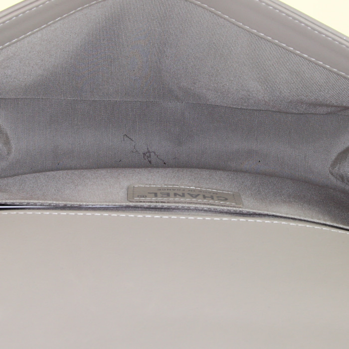 Chanel Boy shoulder bag in grey quilted leather - Detail D3