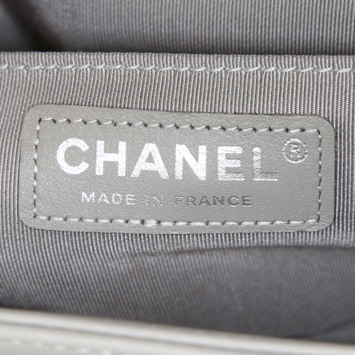 Bolso bandolera Chanel Boy en cuero acolchado gris - Detail D4