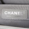 Borsa a tracolla Chanel Boy in pelle trapuntata grigia con motivo a spina di pesce - Detail D4 thumbnail