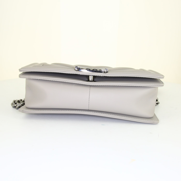 Sac bandoulière Chanel Boy en cuir matelassé gris - Detail D5