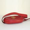 Bolsito-cinturón Gucci GG Marmont clutch-belt en cuero acolchado con motivos de espigas rojo - Detail D4 thumbnail