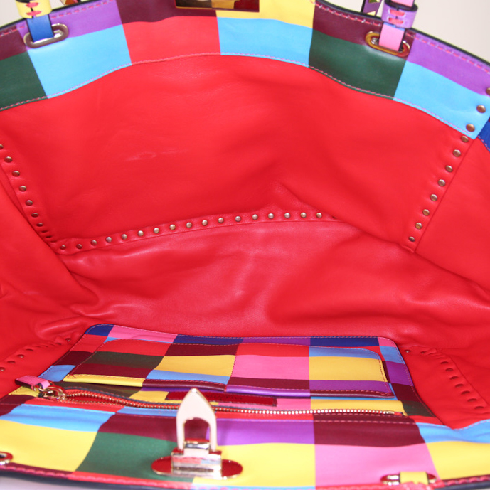 Valentino Garavani Rockstud trapeze bag worn on the shoulder or carried in the hand in multicolor leather - Detail D2