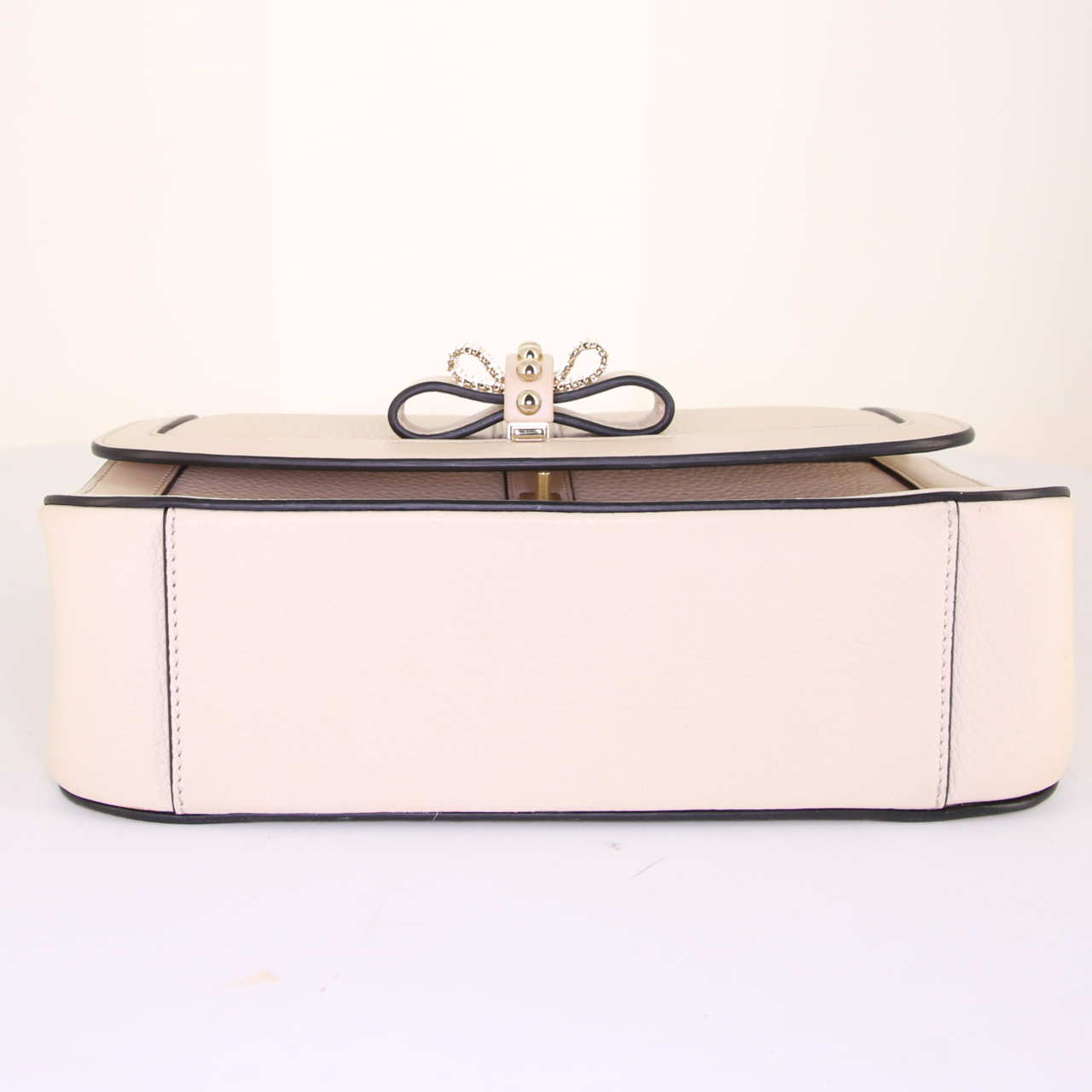 Borsa a tracolla Christian Louboutin Sweet Charity modello grande in pelle beige con borchie - Detail D5