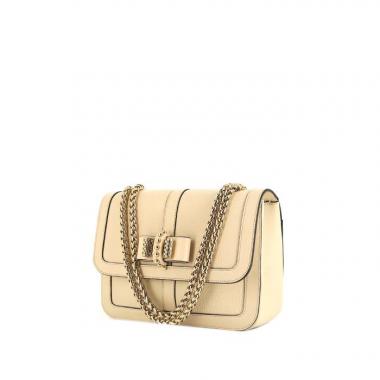 Bolso bandolera Christian Louboutin Sweet Charity modelo grande en cuero beige