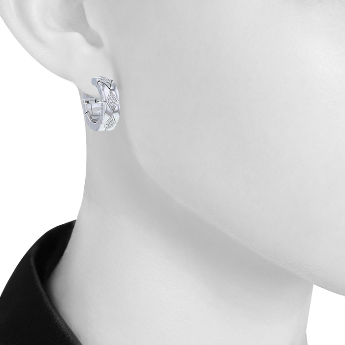 Paire de boucles d'oreilles Chanel Matelassé en or blanc et diamants