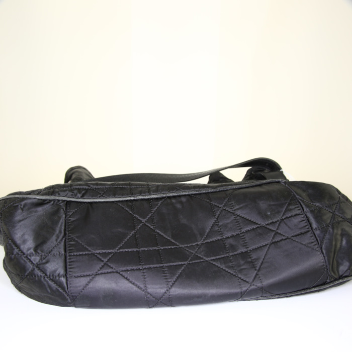 Bolso para llevar al hombro Dior Drawstring en lona cannage negra y cuero negro - Detail D4