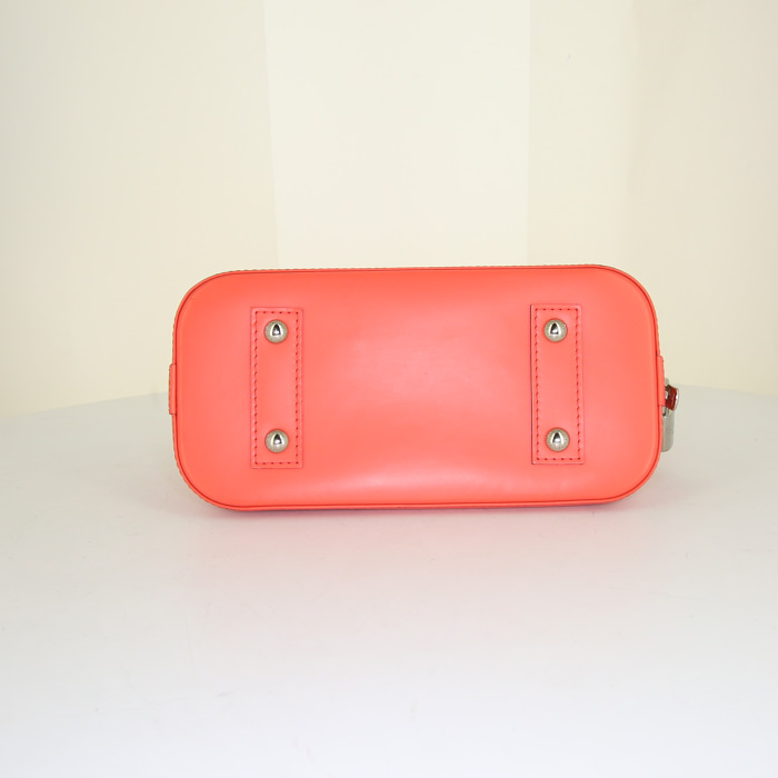 Borsa a tracolla Louis Vuitton Alma BB in pelle Epi rosa - Detail D5