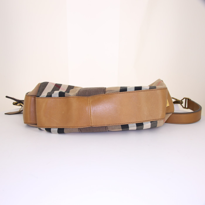 Sac porté épaule ou main Burberry Brook en toile Haymarket beige et cuir beige - Detail D5