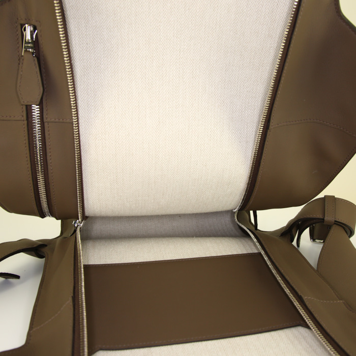 Sac à dos Hermès Cityback 27 en cuir Swift étoupe - Detail D2