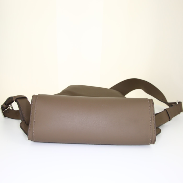 Sac à dos Hermès Cityback 27 en cuir Swift étoupe - Detail D5