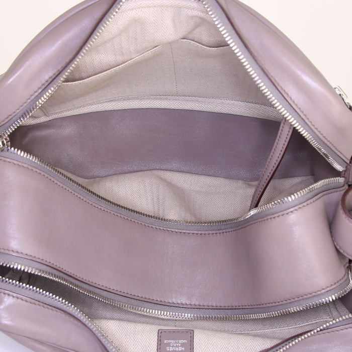 Sac bandoulière Hermes Reporter en cuir Swift gris - Detail D2