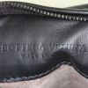Bolsito de mano Bottega Veneta Turnlock en cuero intrecciato negro - Detail D3 thumbnail