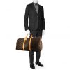 Bolsa de viaje Louis Vuitton Keepall 55 cm en lona Monogram marrón y cuero natural - Detail D1 thumbnail