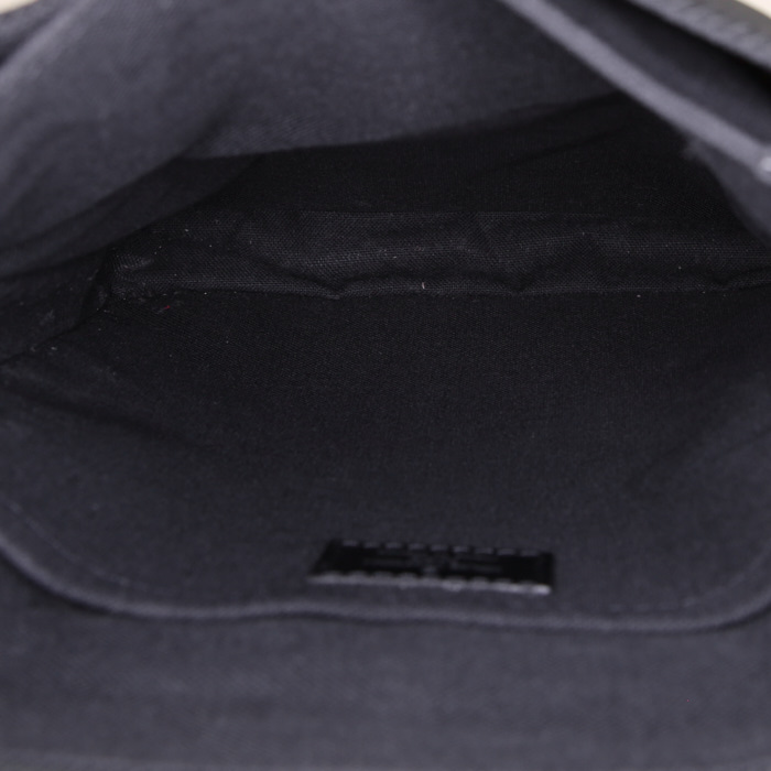 Sac bandoulière Louis Vuitton Yaranga en cuir taiga noir et toile verte - Detail D2