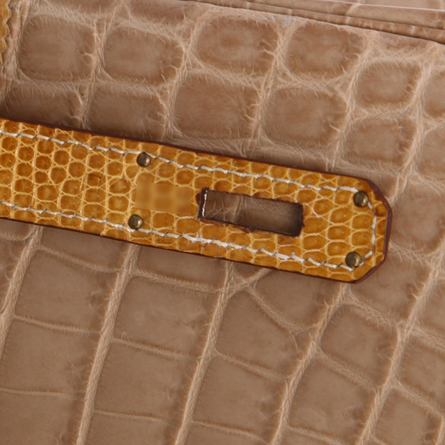 Bolso de mano Hermès  Birkin Ghillies en cocodrilo niloticus Poussiere y avestruz color camel - Detail D4