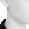 Paire de boucles d'oreilles époque années 80 Vintage en or blanc et 5 carats de diamants - Detail D1 thumbnail