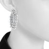 Paire de pendants d'oreilles époque années 90 en or blanc et diamants pesant 25 carats environ - Detail D1 thumbnail