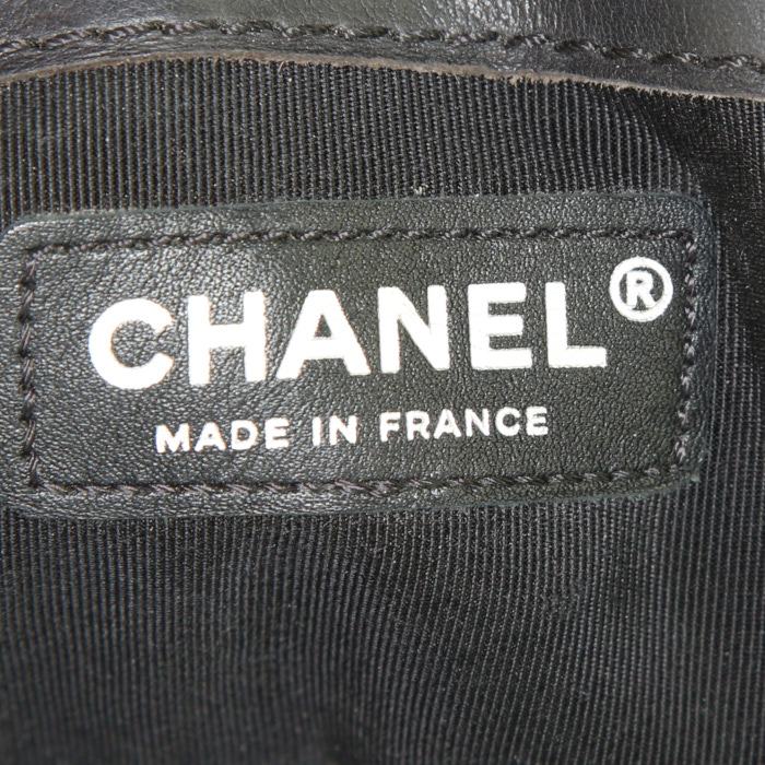 Sac bandoulière Chanel Boy grand modèle en cuir noir - Detail D4