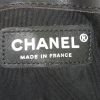 Sac bandoulière Chanel Boy grand modèle en cuir noir - Detail D4 thumbnail