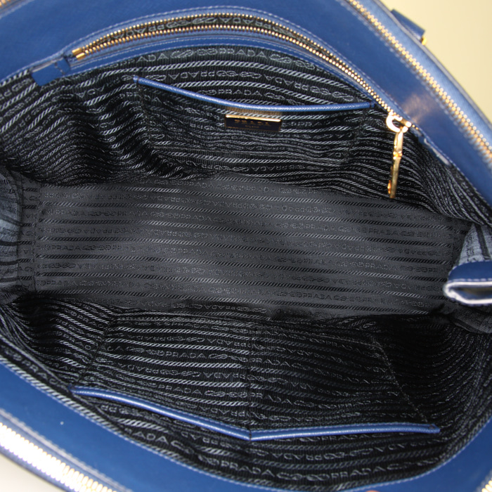 Sac à main Prada Galleria grand modèle en cuir saffiano bleu - Detail D2