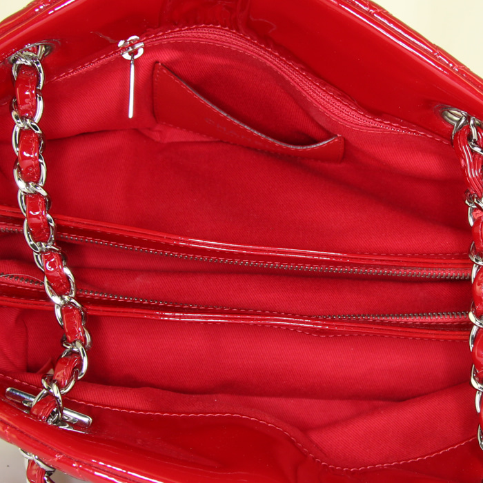 Bolso de mano Chanel Mademoiselle en charol acolchado rojo - Detail D2