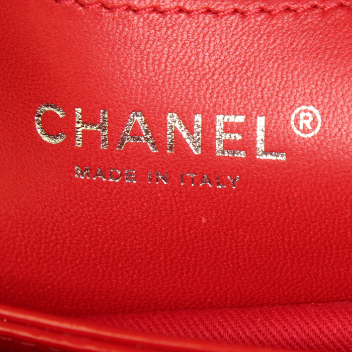 Sac à main Chanel Mademoiselle en cuir verni matelassé rouge - Detail D3