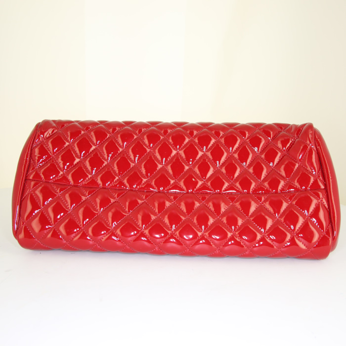 Sac à main Chanel Mademoiselle en cuir verni matelassé rouge - Detail D4