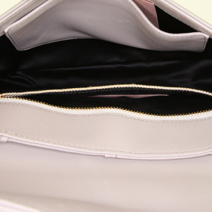 Bolso bandolera Miu Miu en cuero beige - Detail D3