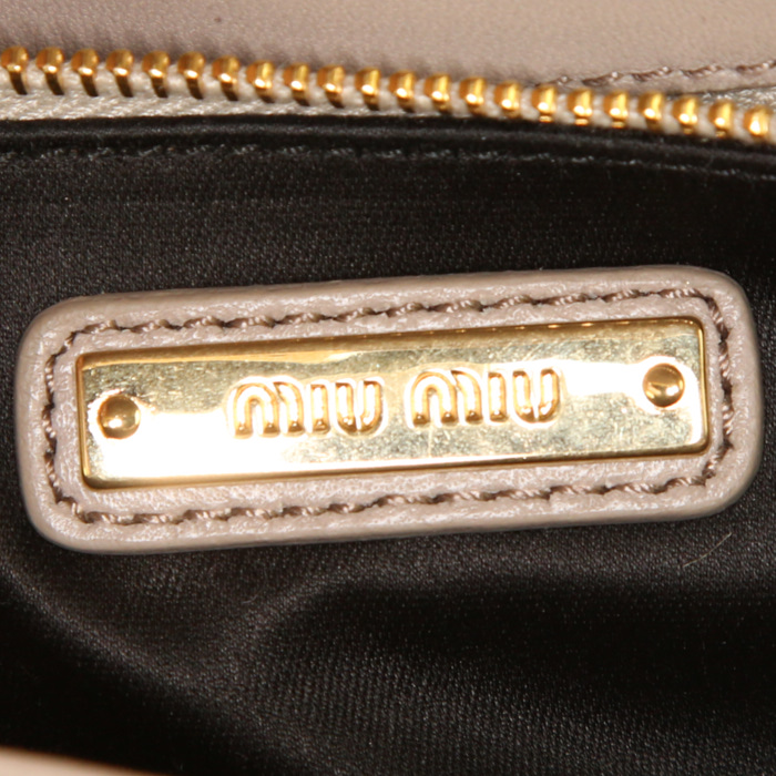Sac bandoulière Miu Miu en cuir beige - Detail D4