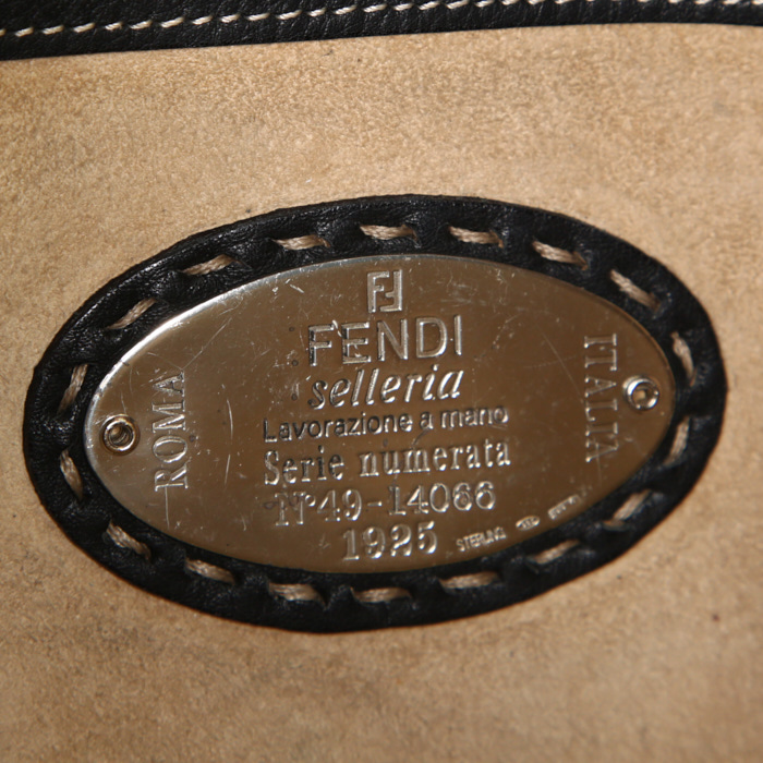 Borsa da spalla o a mano Fendi Selleria in pelle martellata nera - Detail D3