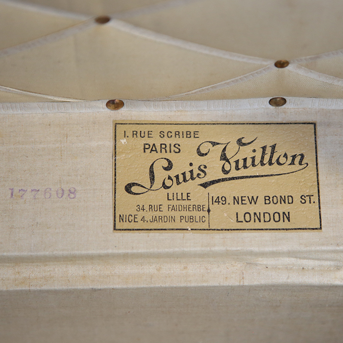 Baul Louis Vuitton en lona Monogram revestida y fibra vulcanizada marrón - Detail D4