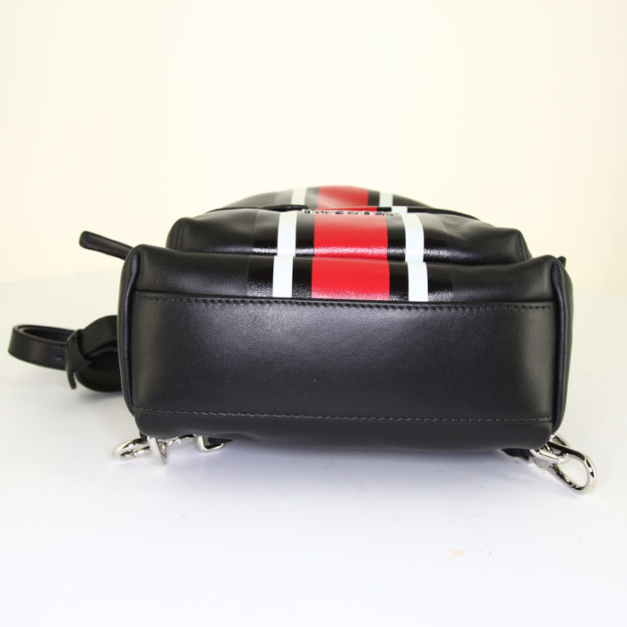 Sac à dos Givenchy en cuir rouge noir et blanc - Detail D4