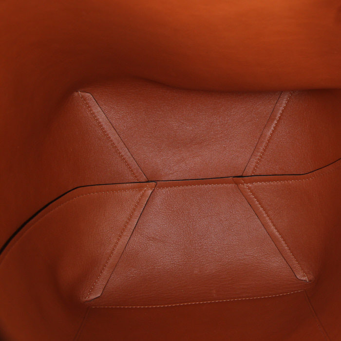 Loewe handbag in brown grained leather - Detail D2