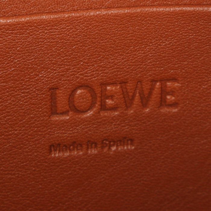 Loewe handbag in brown grained leather - Detail D3