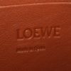 Bolso de mano Loewe en cuero granulado marrón - Detail D3 thumbnail