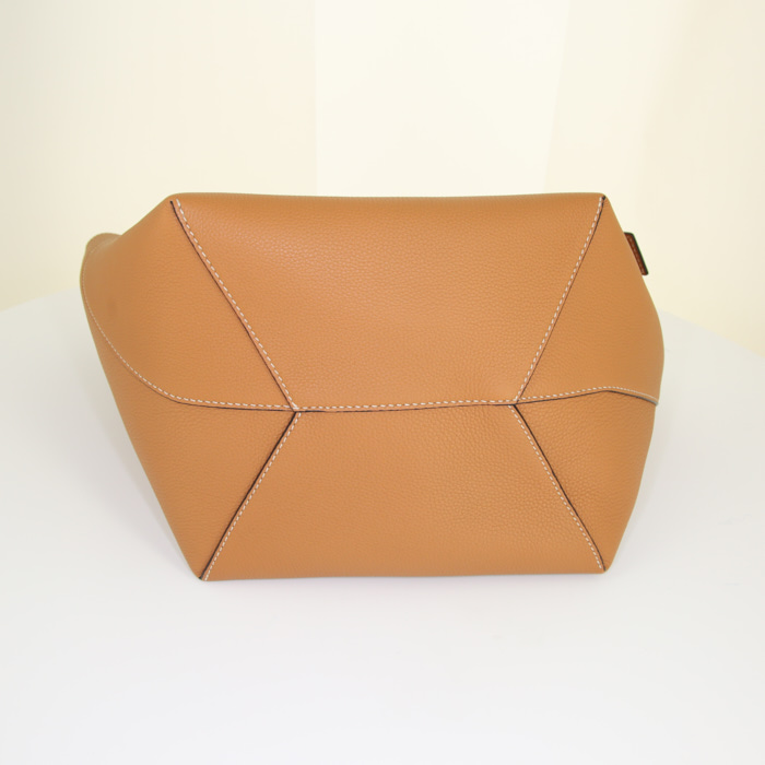Loewe handbag in brown grained leather - Detail D4