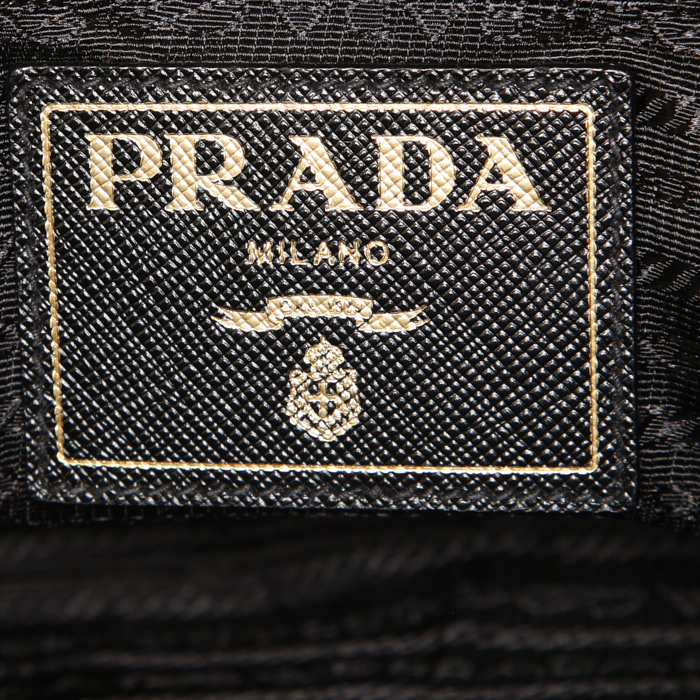 Bolso de mano Prada Bauletto en cuero saffiano negro - Detail D3