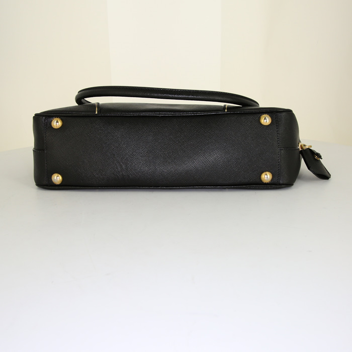 Bolso de mano Prada Bauletto en cuero saffiano negro - Detail D4
