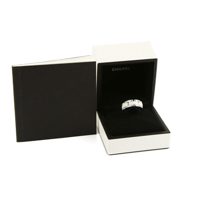 Bague souple Chanel Ultra petit modèle en or blanc et céramique blanche - Detail D2