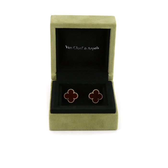 Van Cleef 
Arpels Alhambra Vintage earrings in yellow gold and cornelian - Detail D2